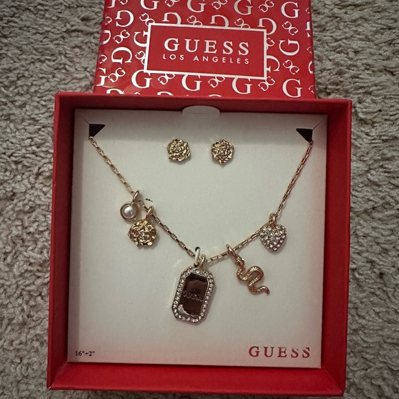 🪴GUESS Gold-Tone Necklace and Earring Set - Picture 3 of 3